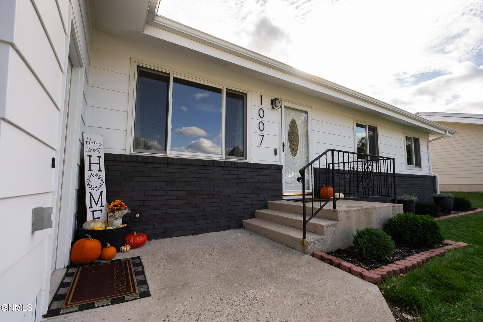 Property Photo:  1007 Capitol Avenue  ND 58501