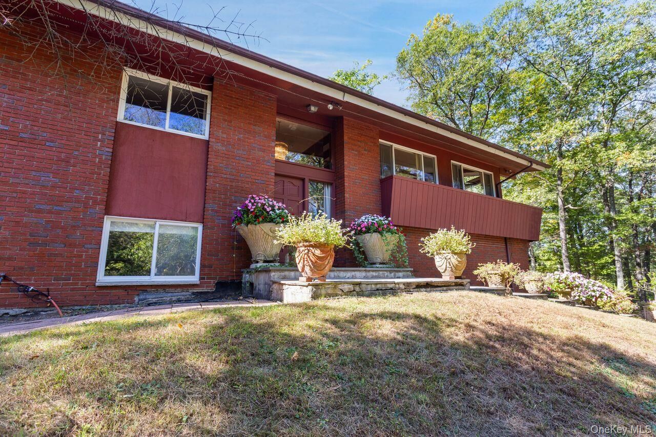 Property Photo:  5 Crescent Lane  NY 10579 