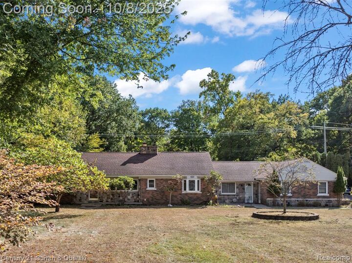 Property Photo:  32525 6 Mile Road  MI 48152 3277 