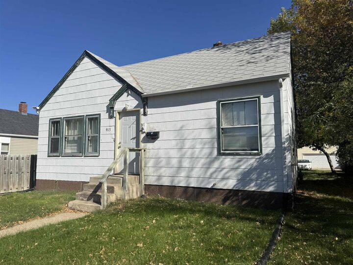 Property Photo:  913 SW 5th St  ND 58701