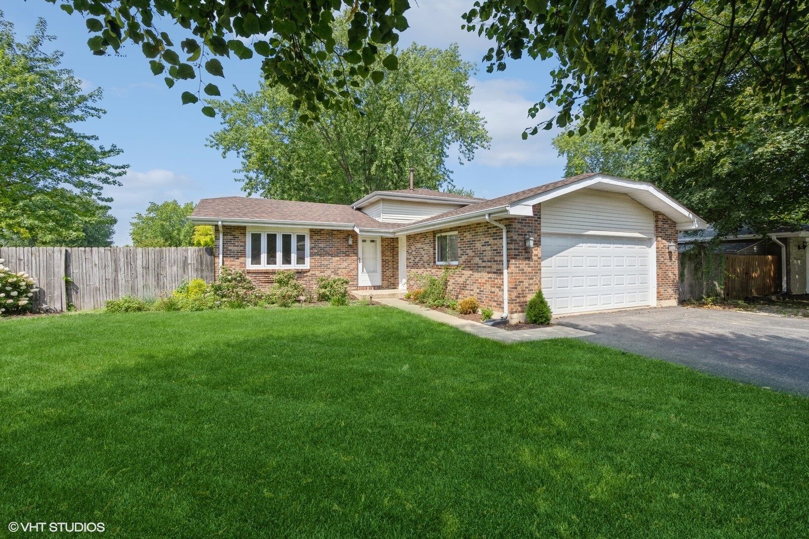 Property Photo:  102 Mary Street  IL 60543 
