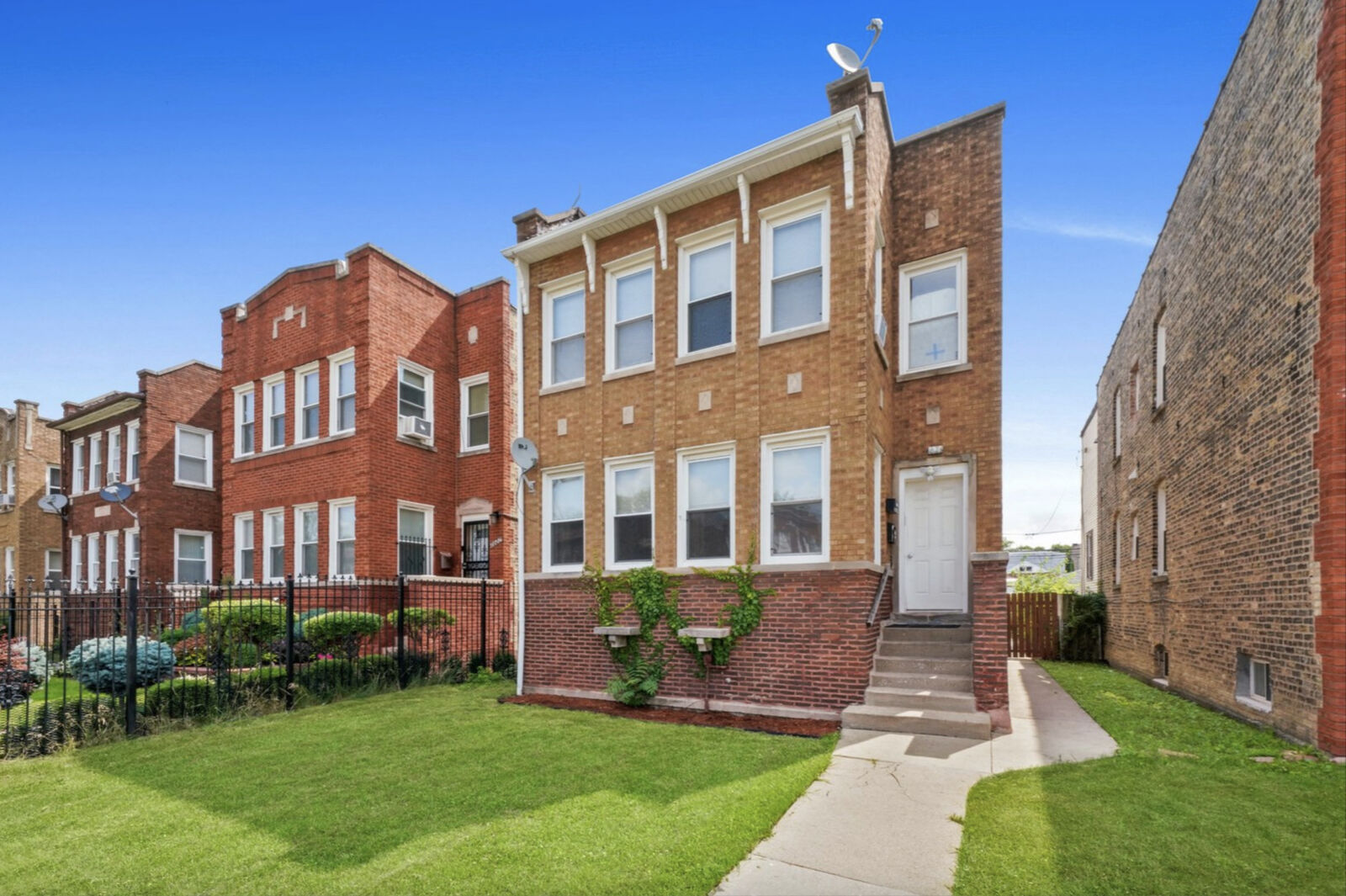 Property Photo: 1625 N McVicker Avenue IL 60639