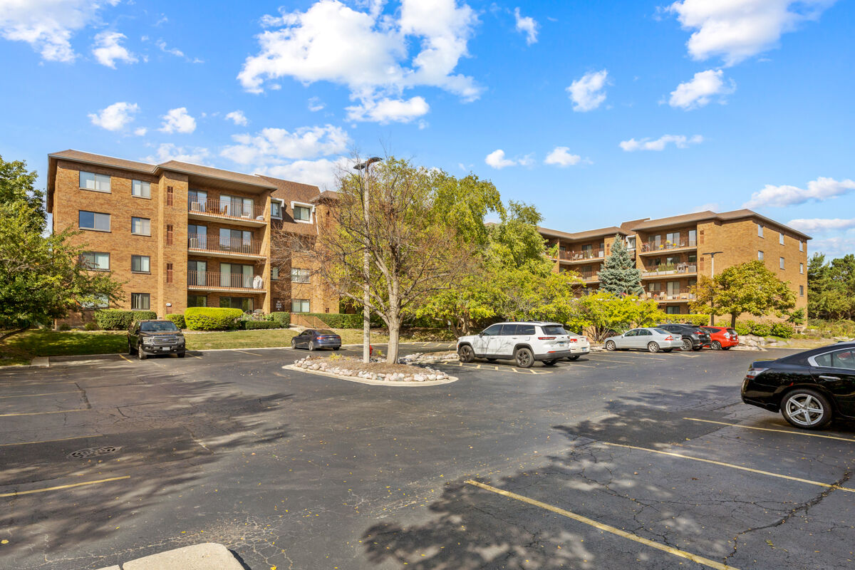 Property Photo:  51 Old Oak Drive 302  IL 60089 