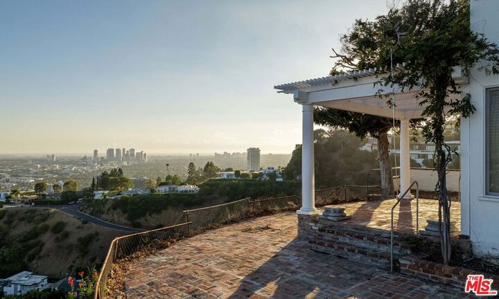 Property Photo:  8900 Evanview Drive  CA 90069 