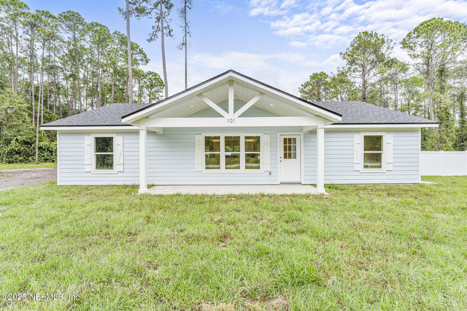 Property Photo:  101 SE 3rd Street  FL 32139 