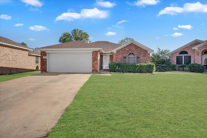 Property Photo: 1529 Creekstone Court TX 76112