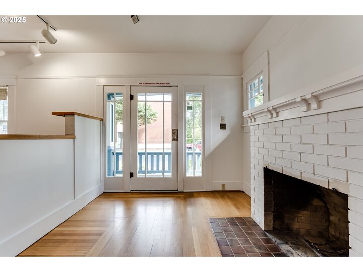 Property Photo:  280 W 11th Ave  OR 97401 