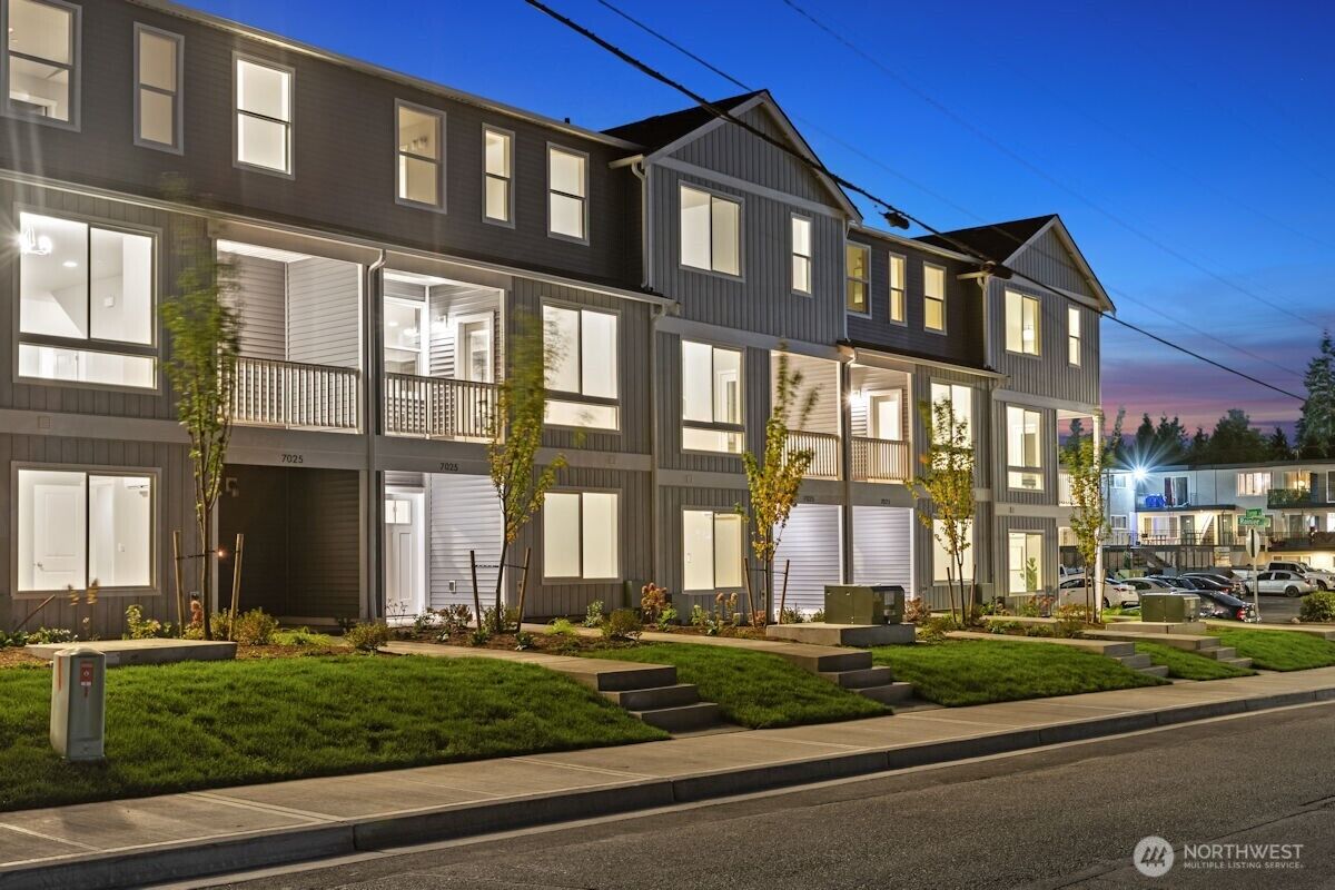 Property Photo:  7027  Rainier Drive A  WA 98203 