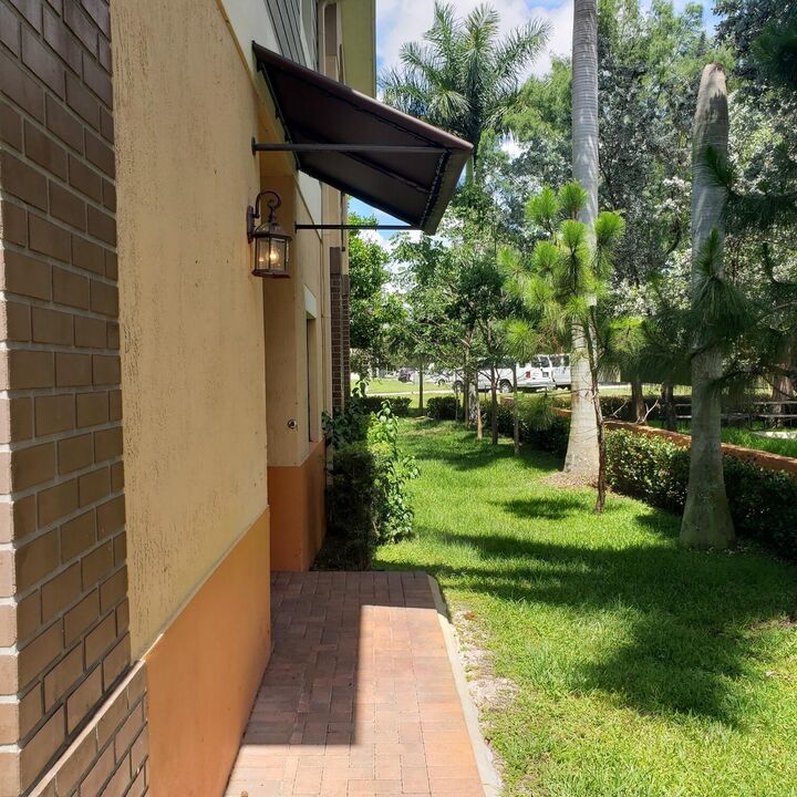 Property Photo:  4772 E Station Square  FL 33314 