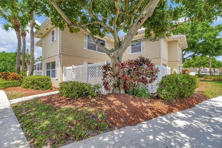 Property Photo:  4004 Medford Court  FL 33436 