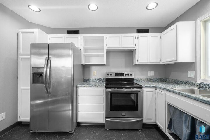 Property Photo:  124 S Holly Ave  SD 57104 