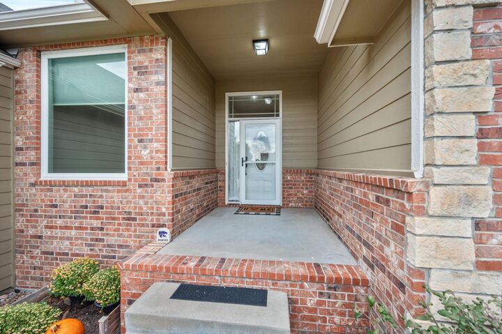 Property Photo: 8210 W Havenhurst Cir KS 67205