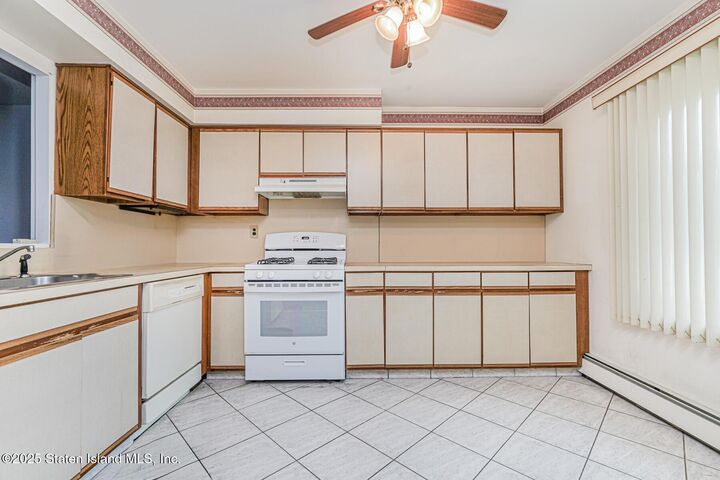 Property Photo: 4 McCormick Place NY 10305