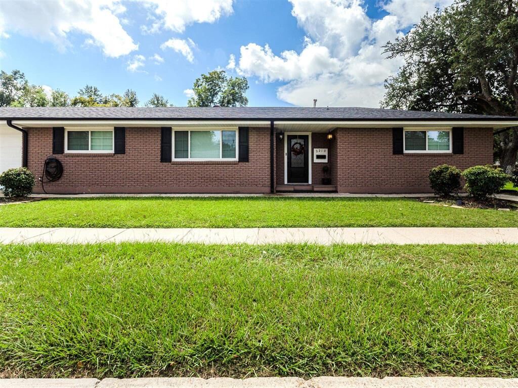 Property Photo:  2210 17th Street  LA 70601 