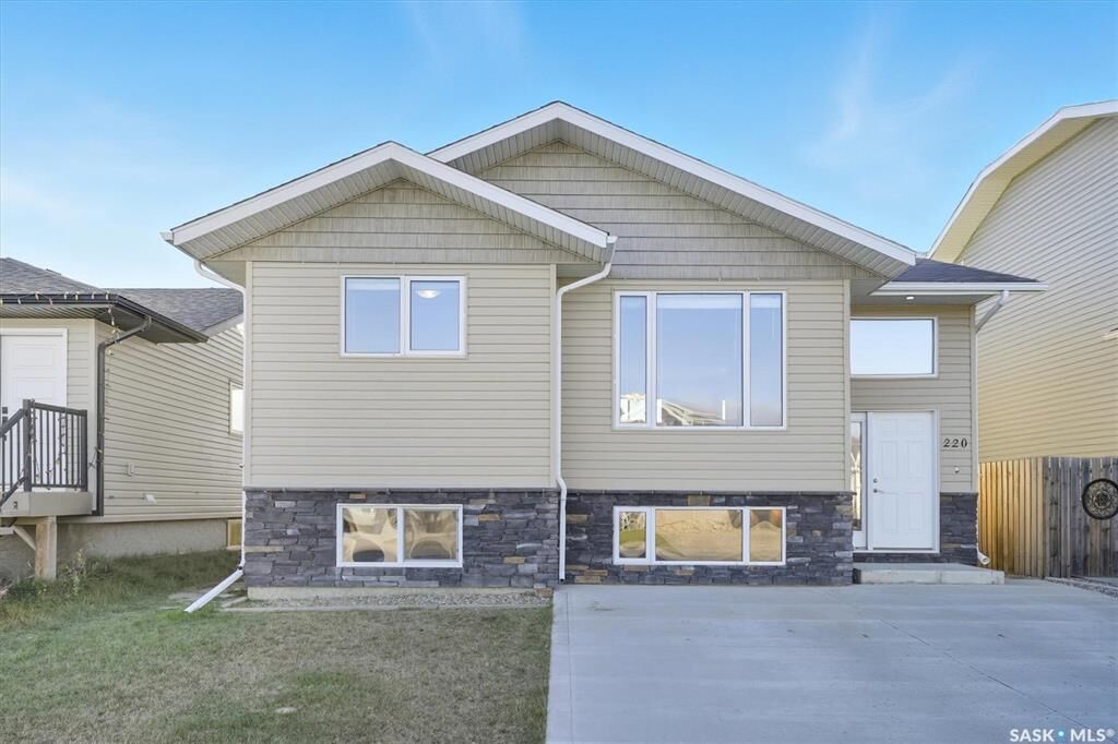 Property Photo:  220 Warwick Crescent  SK S0K 4S0 