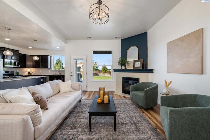 Property Photo:  882 Pikes Peak Dr  WA 99353 