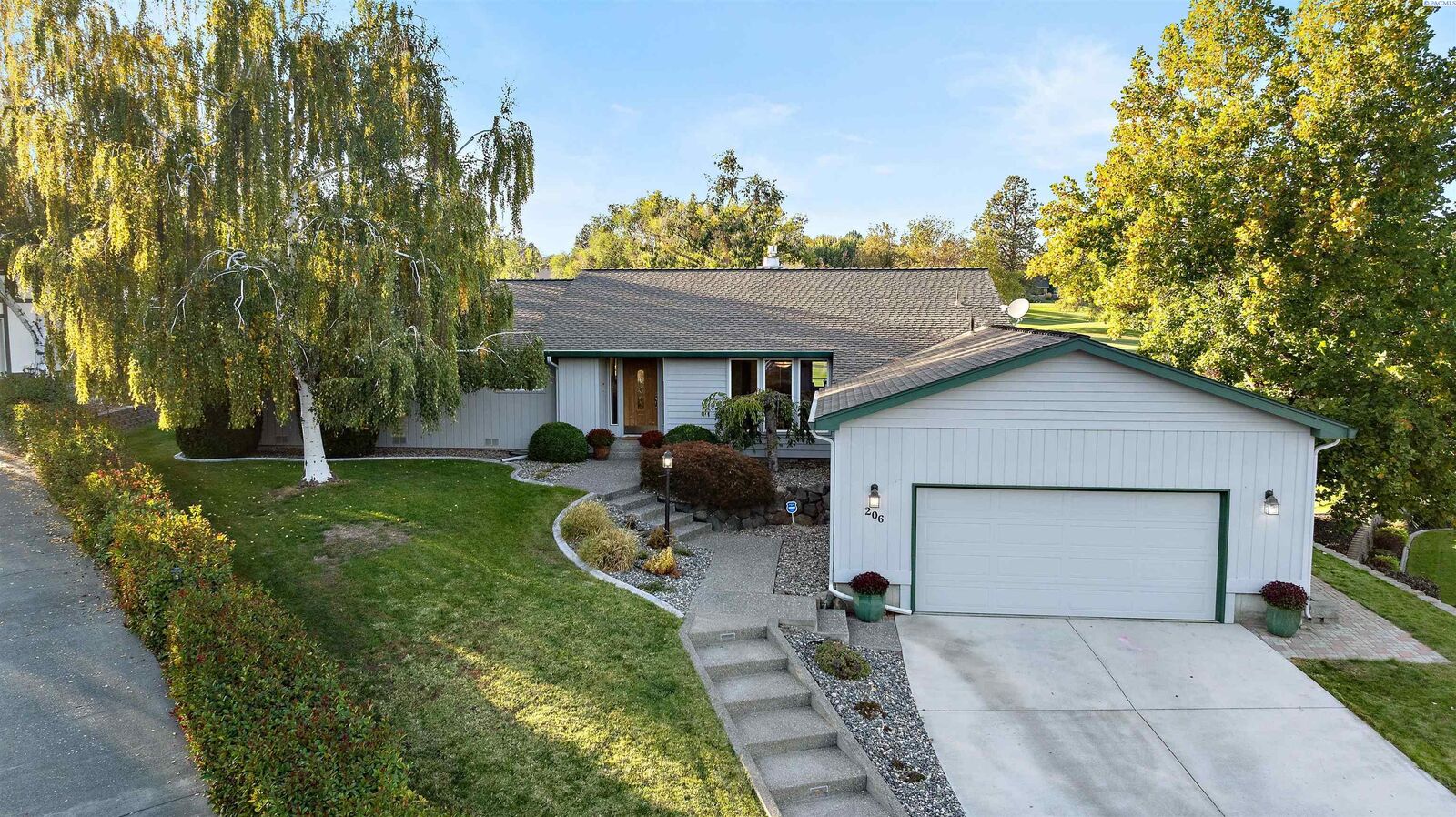 Property Photo: 206 Greenbriar West WA 99352