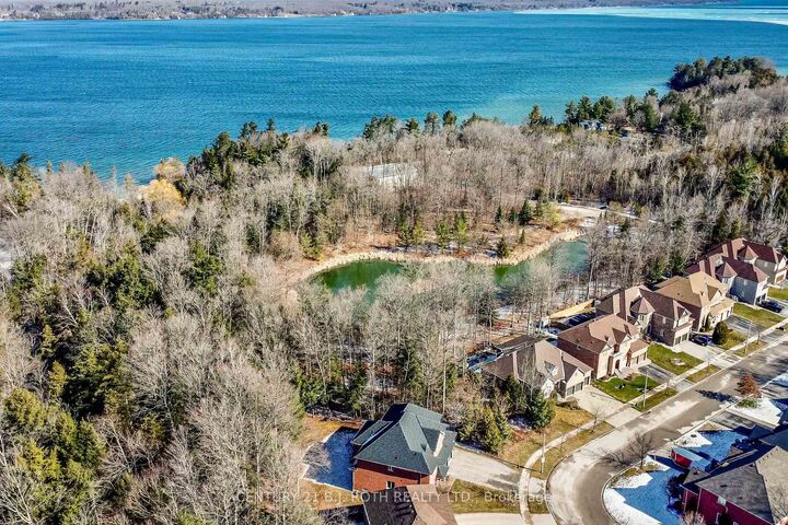 Photo de la propriété: 38 Camelot Square ON L4M 0C3