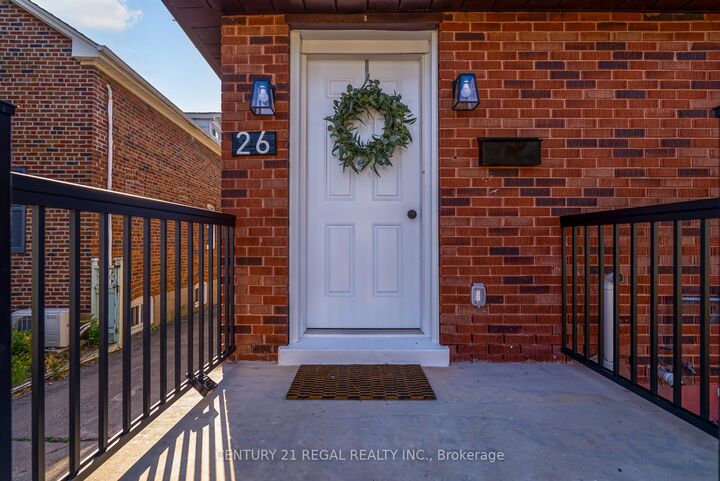 Photo de la propriété: 26 Alyward Street ON M6M 3L2