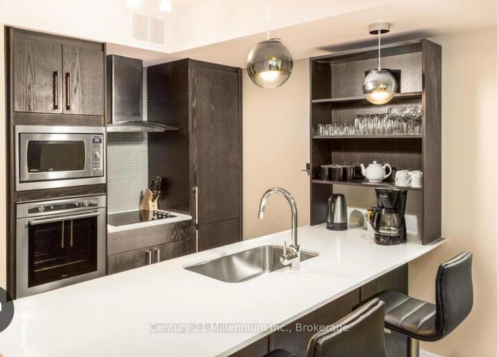 Property Photo: 9 Harbour Street E 6412-6414 ON L9Y 5C5