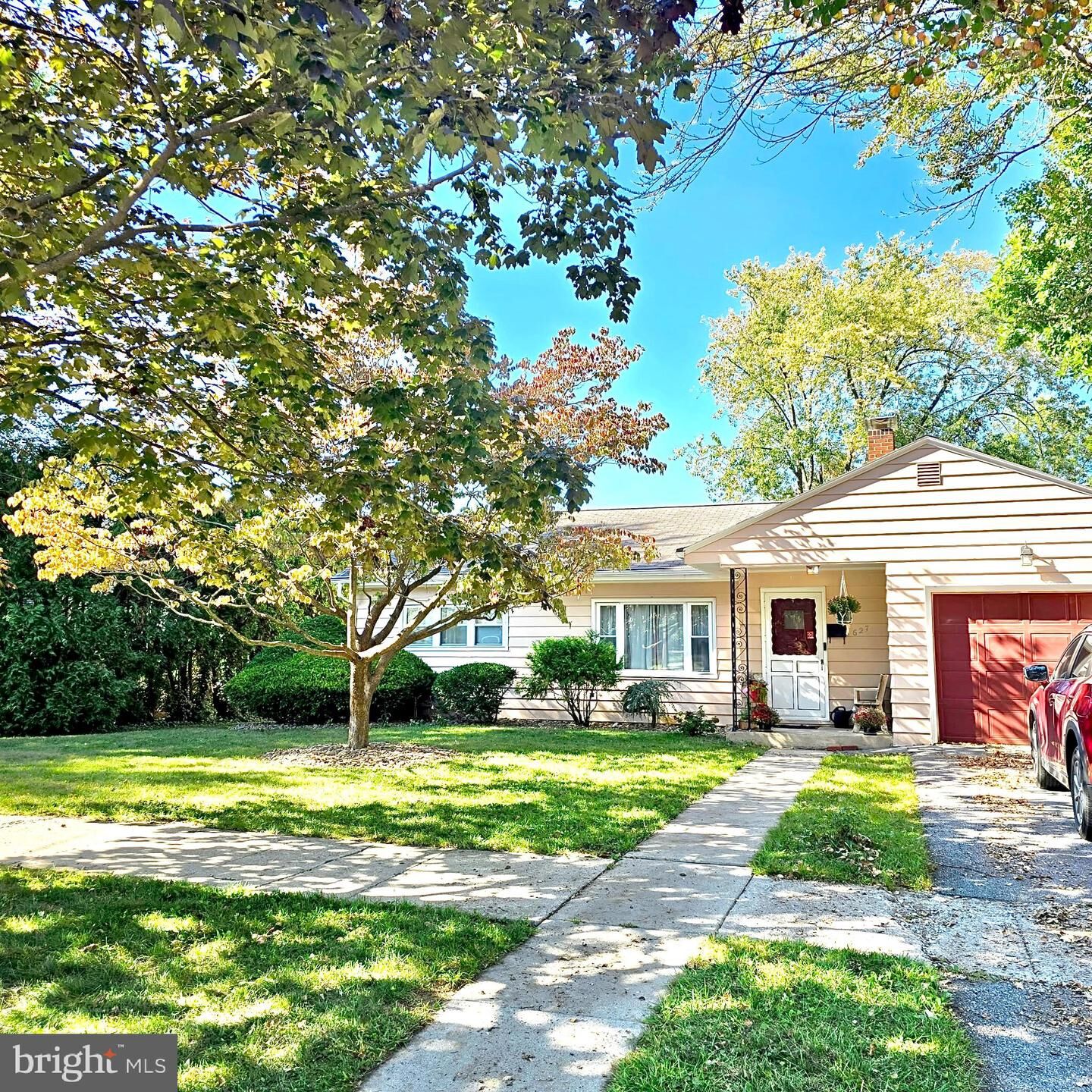 Property Photo:  627 E Birch Street  PA 17078 