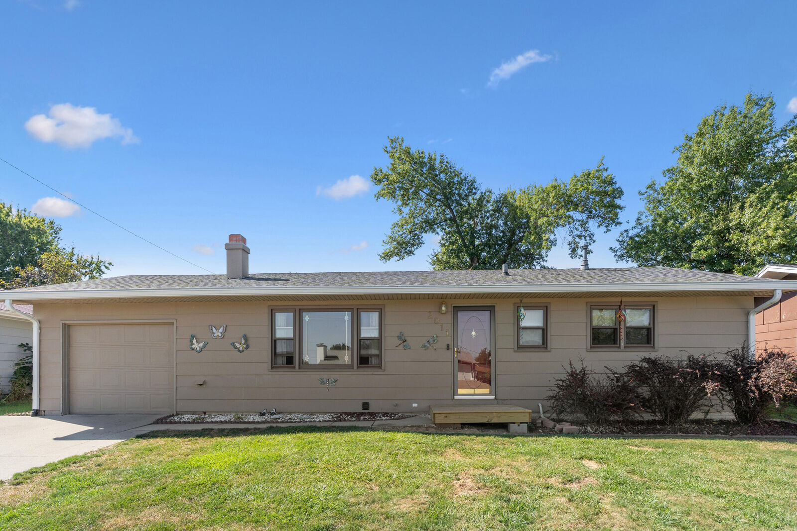 Property Photo:  2011 Catalina Place  IA 50158