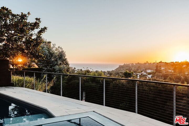 Property Photo:  721 Adelaide Pl  CA 90402