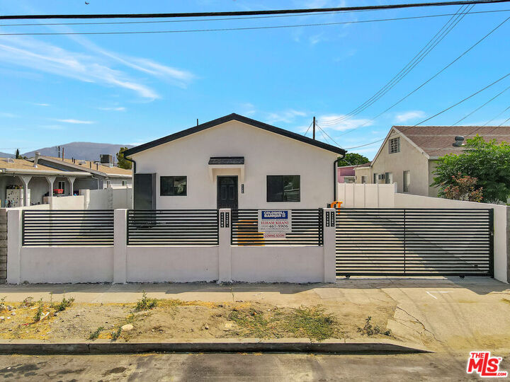 Property Photo: 11108 Norris Ave CA 91331