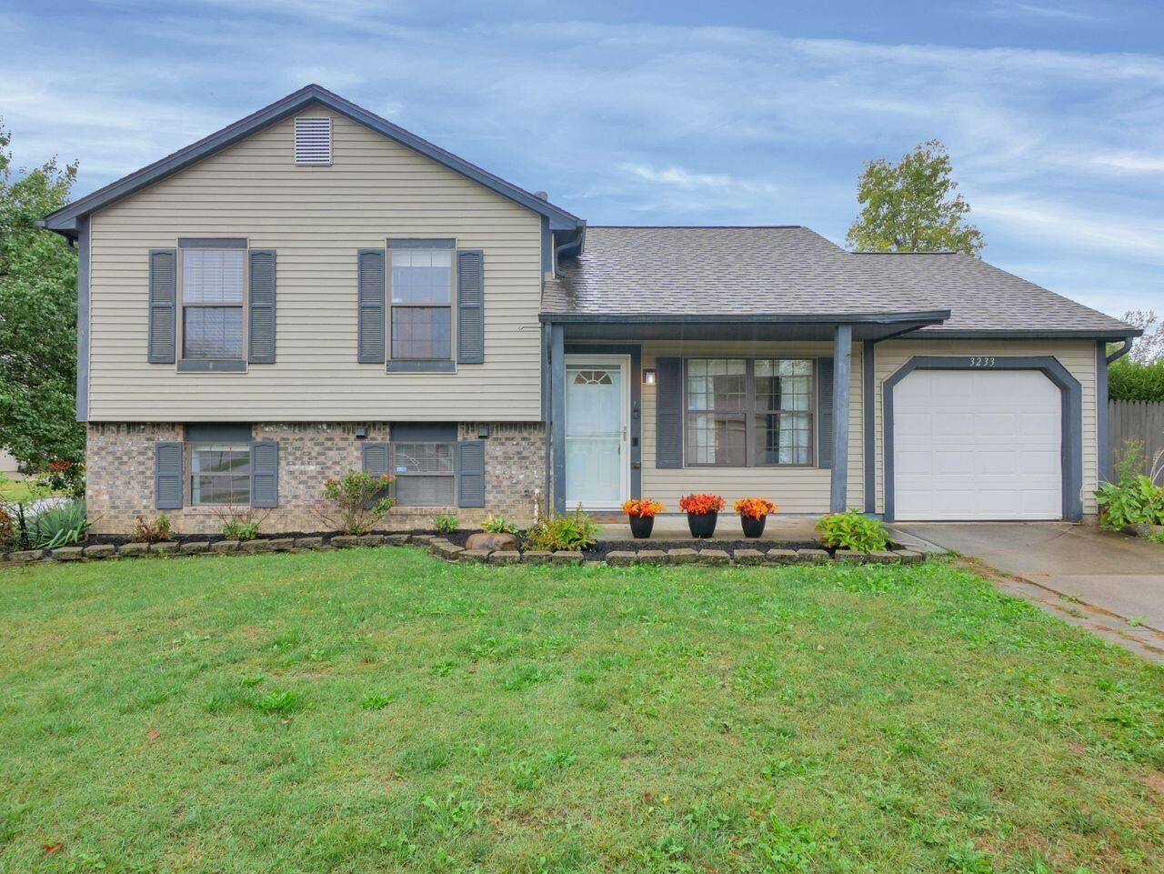 Property Photo:  3233 Mahaffey Court  OH 43147