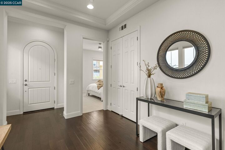 Property Photo: 406 Glastonbury Ct CA 94582