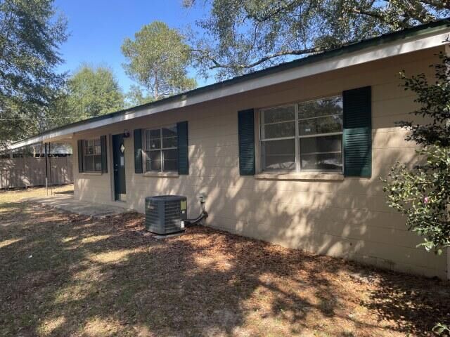 Property Photo:  118 Peach Tree Street  FL 32538