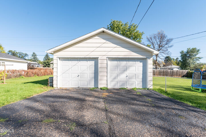 Property Photo: 423 N 17th Street N ND 58501