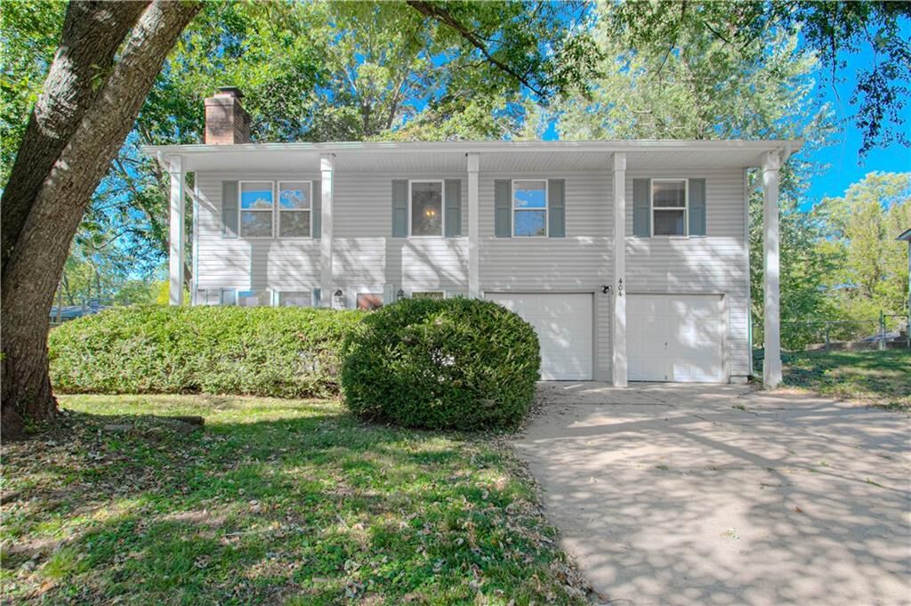 Property Photo:  404 NE Castle Drive  MO 64063 