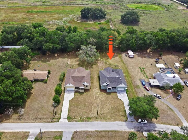 Property Photo: 12484 Green Oak Lane FL 33525