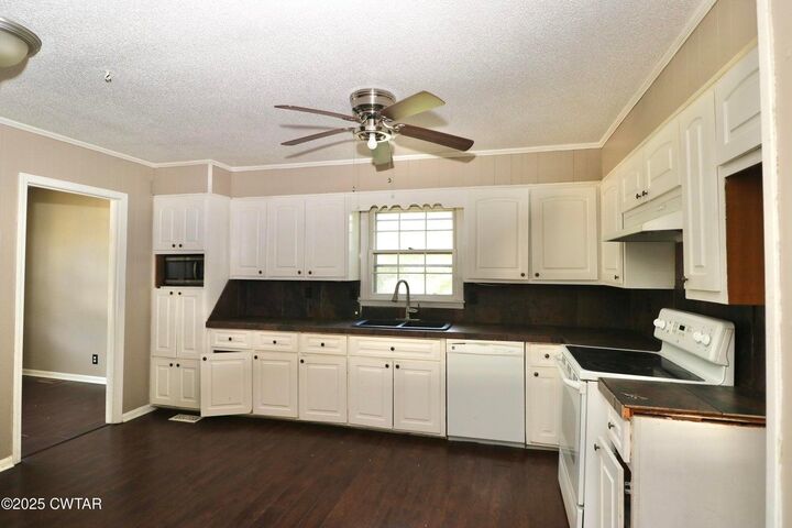 Property Photo: 142 Northside Rd TN 38305-1517