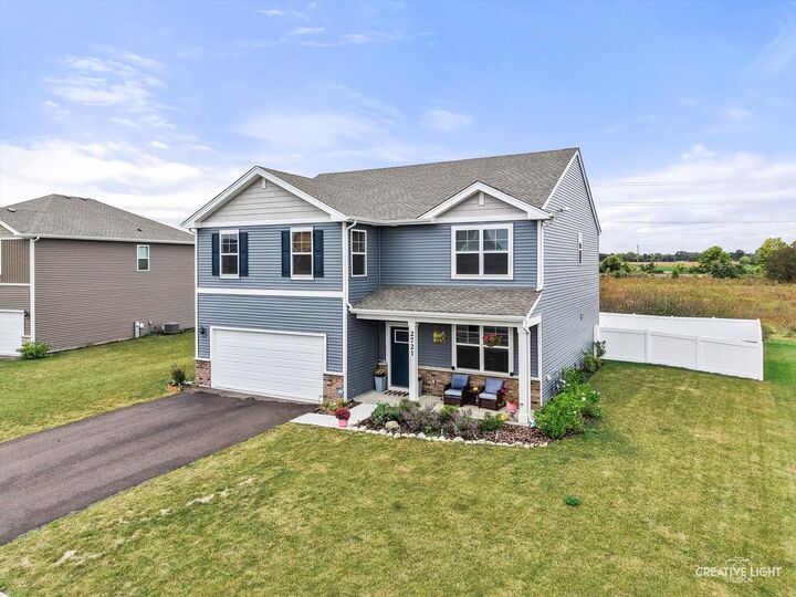 Property Photo:  2721 Berrywood Lane  IL 60560 