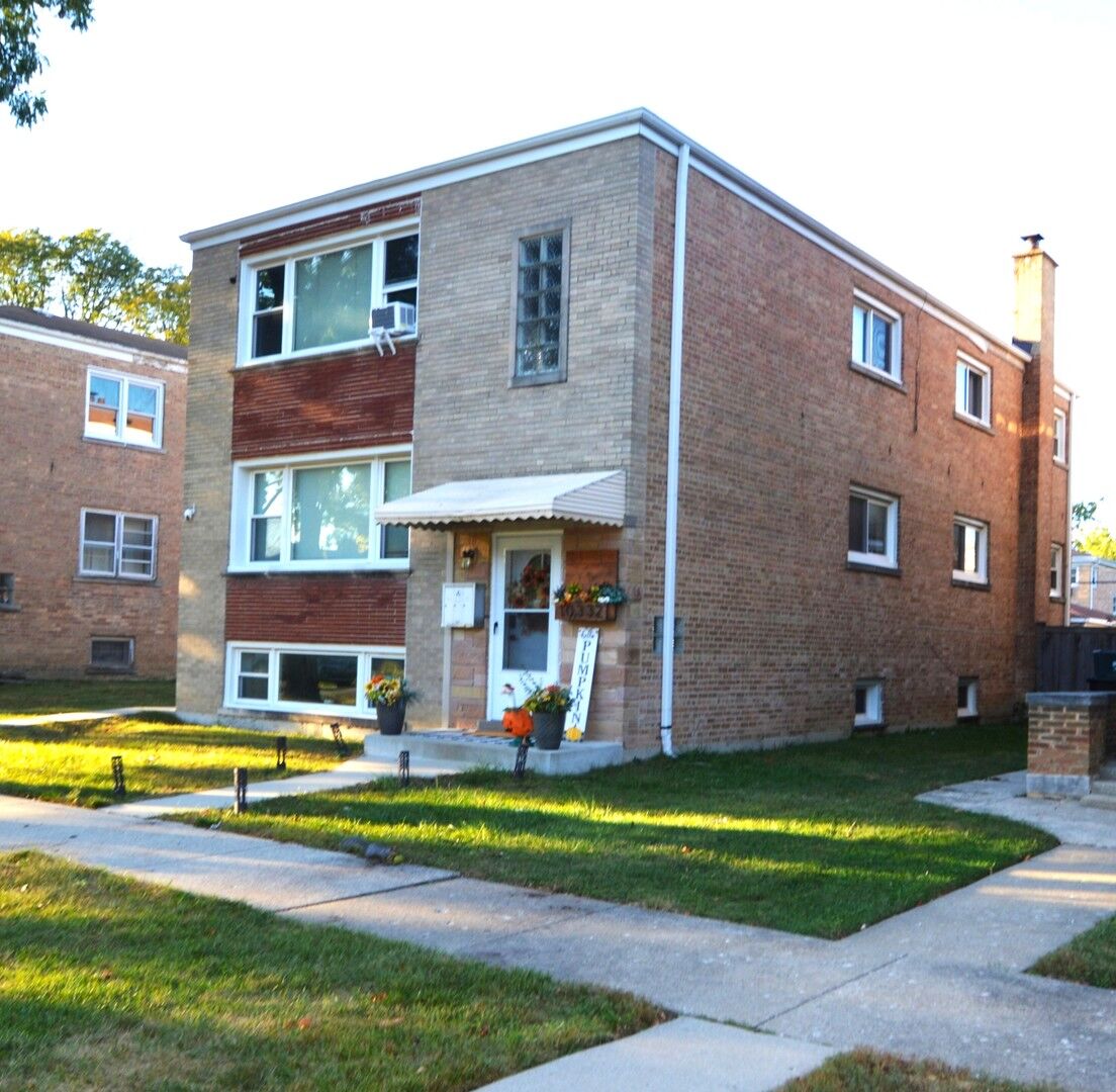 Property Photo: 10332 Elizabeth Street Garden IL 60154