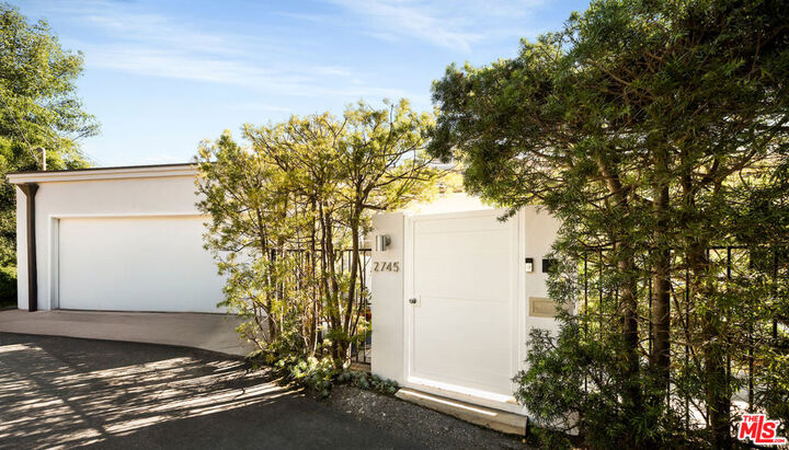 Property Photo: 2745 La Cuesta Drive CA 90046