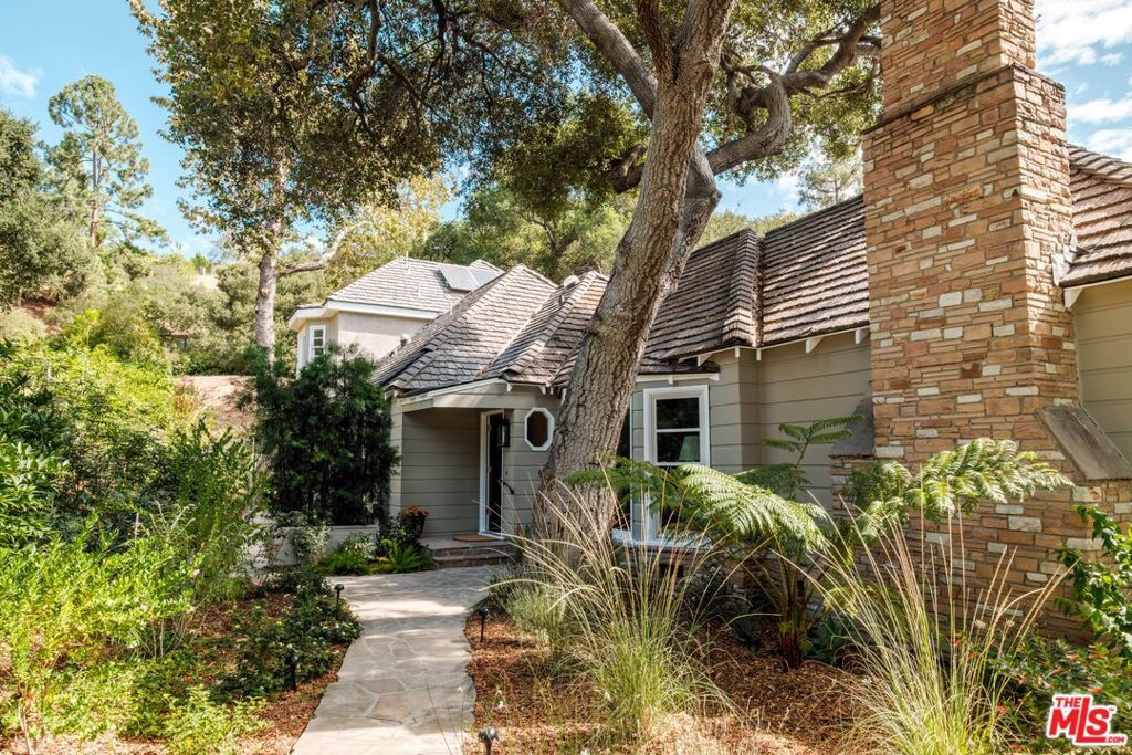 Property Photo: 2528 Sleepy Hollow Drive CA 91206