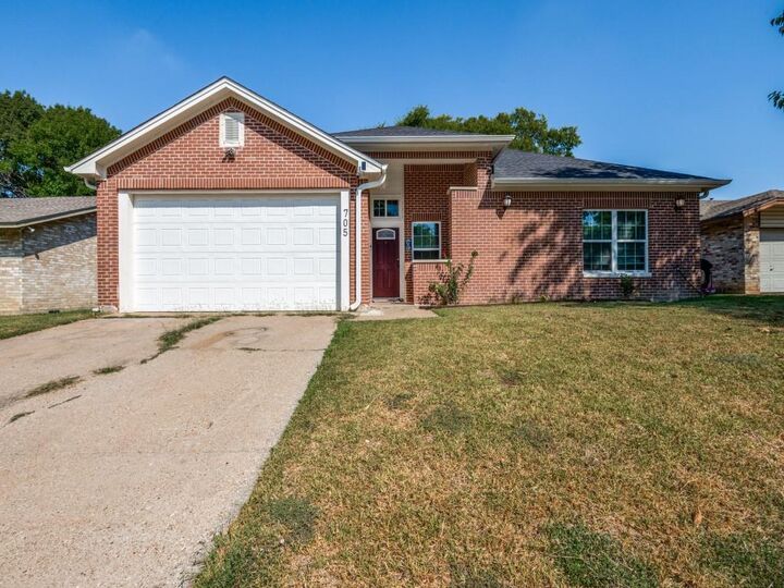 Property Photo: 705 Lynnfield Drive TX 76014