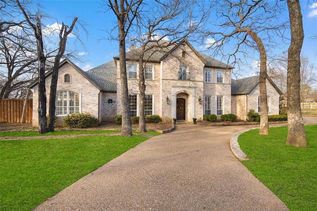 Property Photo: 550 N Peytonville Avenue TX 76092