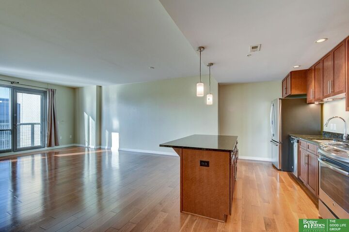 Property Photo: 3200 Farnam Court 3610 NE 68131