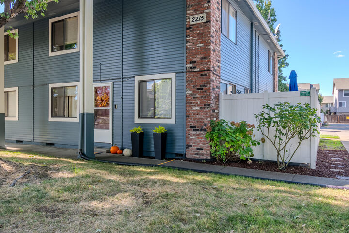 Property Photo: 2215 Poplar Drive 2 OR 97504