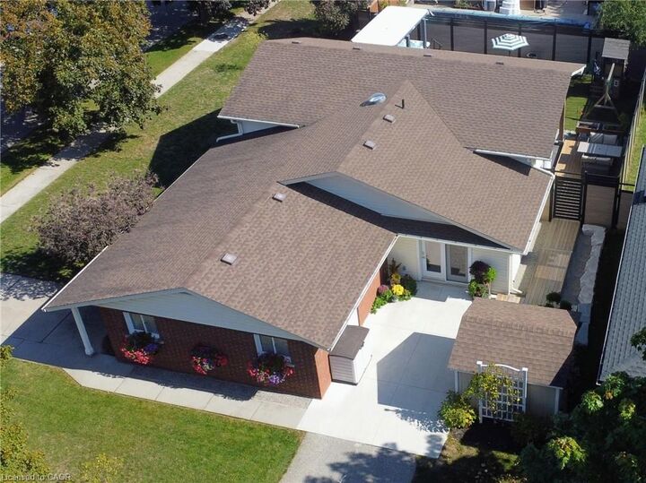 Property Photo: 7 Crosby Drive ON N2B 2K6