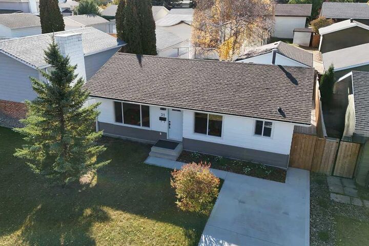 Property Photo:  35 Cole Street  AB T4P 2E5 