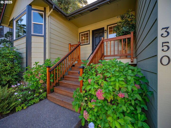 Property Photo: 350 Dellwood Dr OR 97405