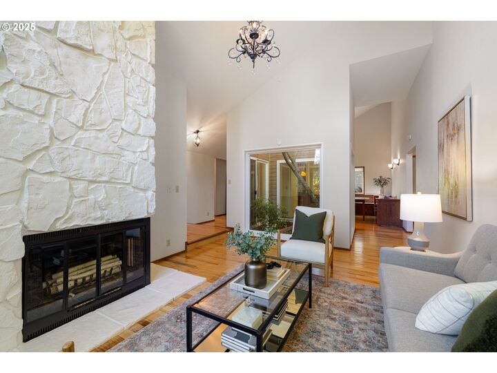 Property Photo: 879 Shalar Ct OR 97405