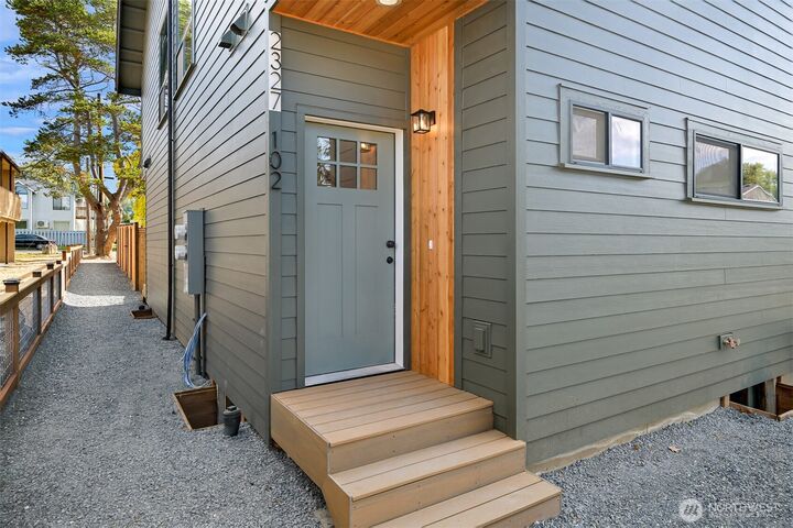 Property Photo:  2327  Valencia Street 102  WA 98229 