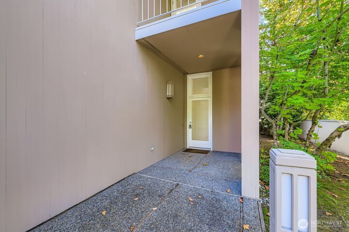 Property Photo: 608 Bellevue Way SE F1 WA 98004