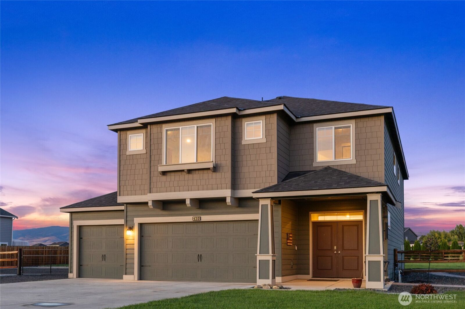 Property Photo:  2814  Dapple Gray Way  WA 98926 